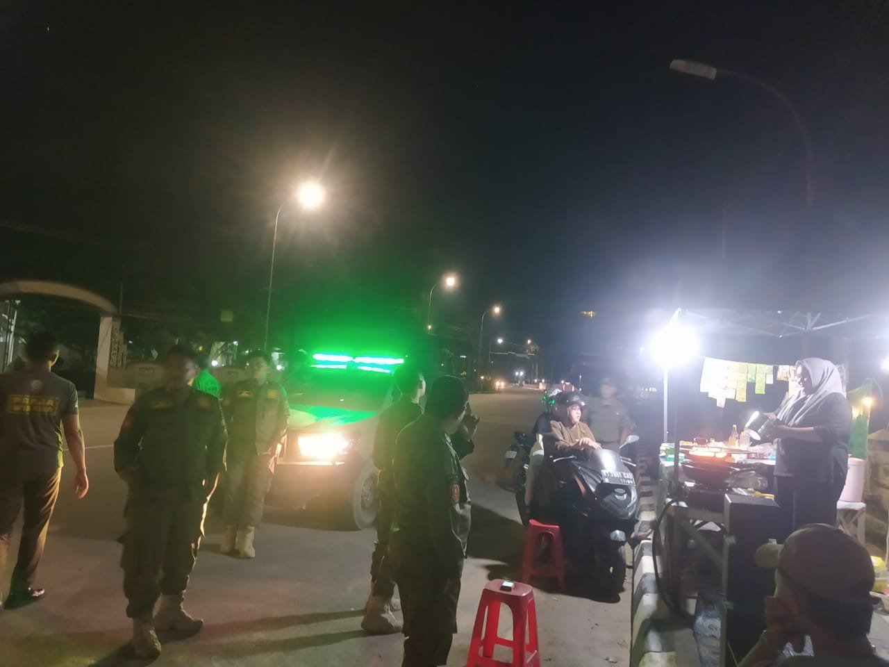 Satpol PP Kukar Tegur PKL di Area Masjid Agung Demi Ketertiban Umum