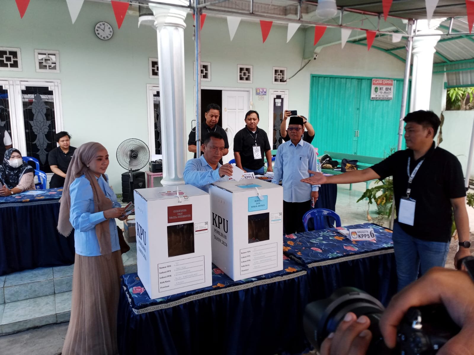 Dendi Suryadi Salurkan Hak Pilih di Tenggarong, Targetkan Menang Telak