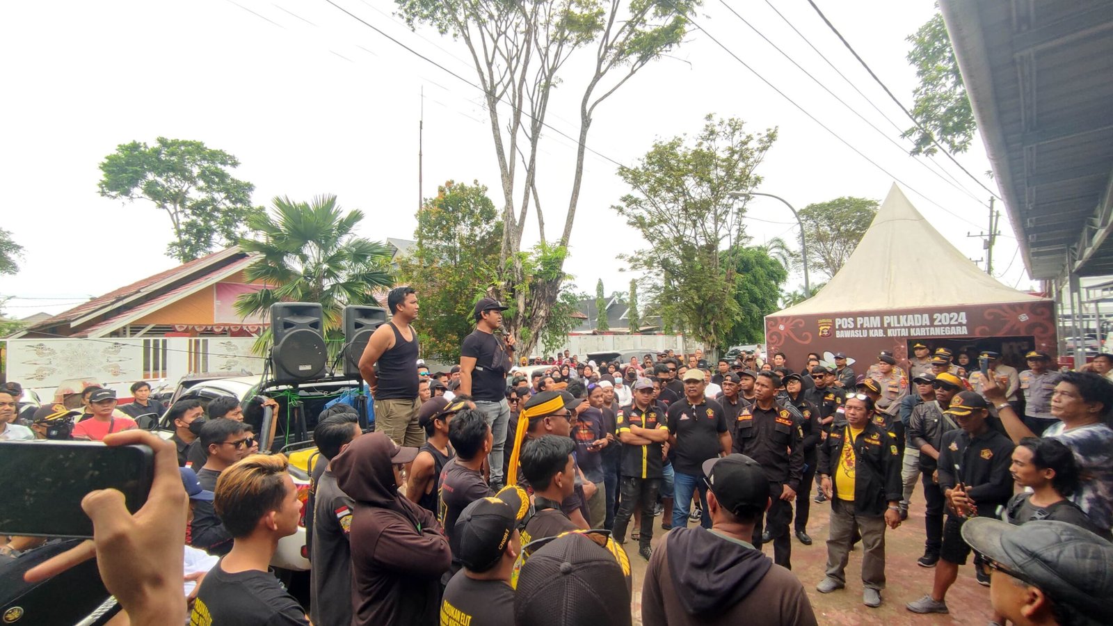 Ratusan Massa RKB Gelar Aksi Tuntut Kejelasan Dugaan Politik Uang di Desa Loa Janan Ulu