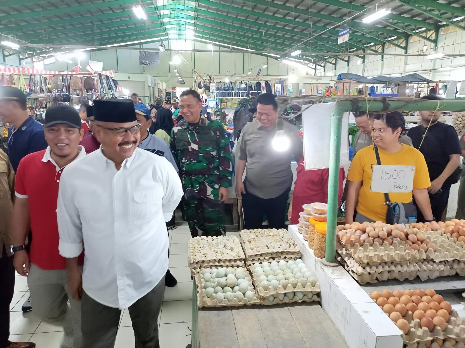 Bupati Kukar Tinjau Pasar Mangkurawang, Pastikan Stok dan Stabilitas Harga Bahan Pokok Jelang Nataru