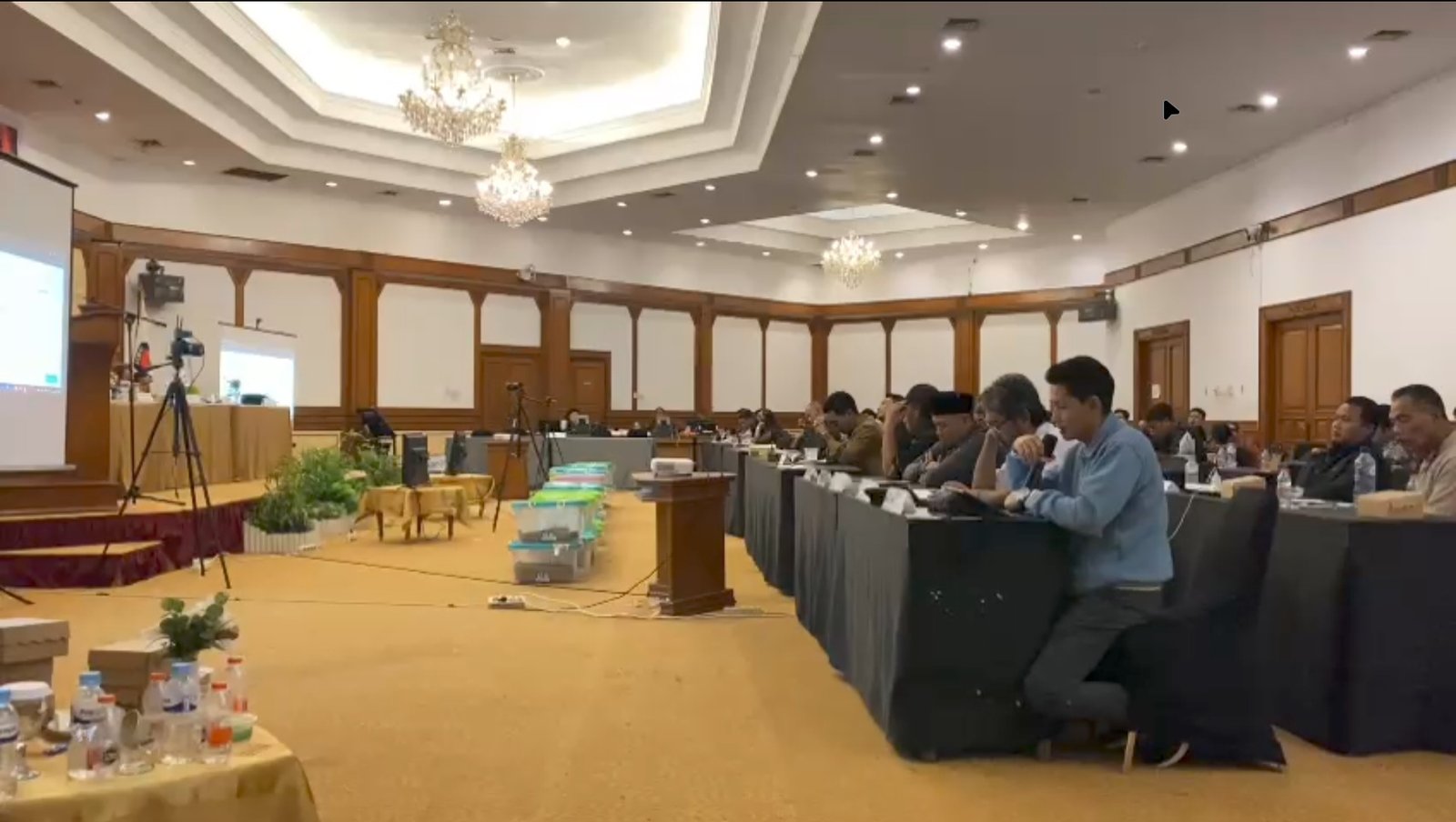 Saksi Paslon 03 Tolak Rekapitulasi Hasil Penghitungan Suara Bupati dan Wakil Bupati pada Pleno KPU Kukar