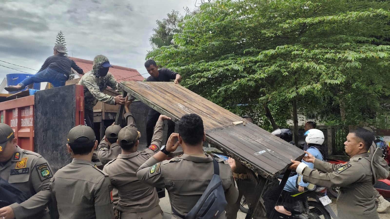 Satpol PP Kukar Tertibkan Pedagang di Atas Parit dan Trotoar Jalan Maduningrat Tenggarong
