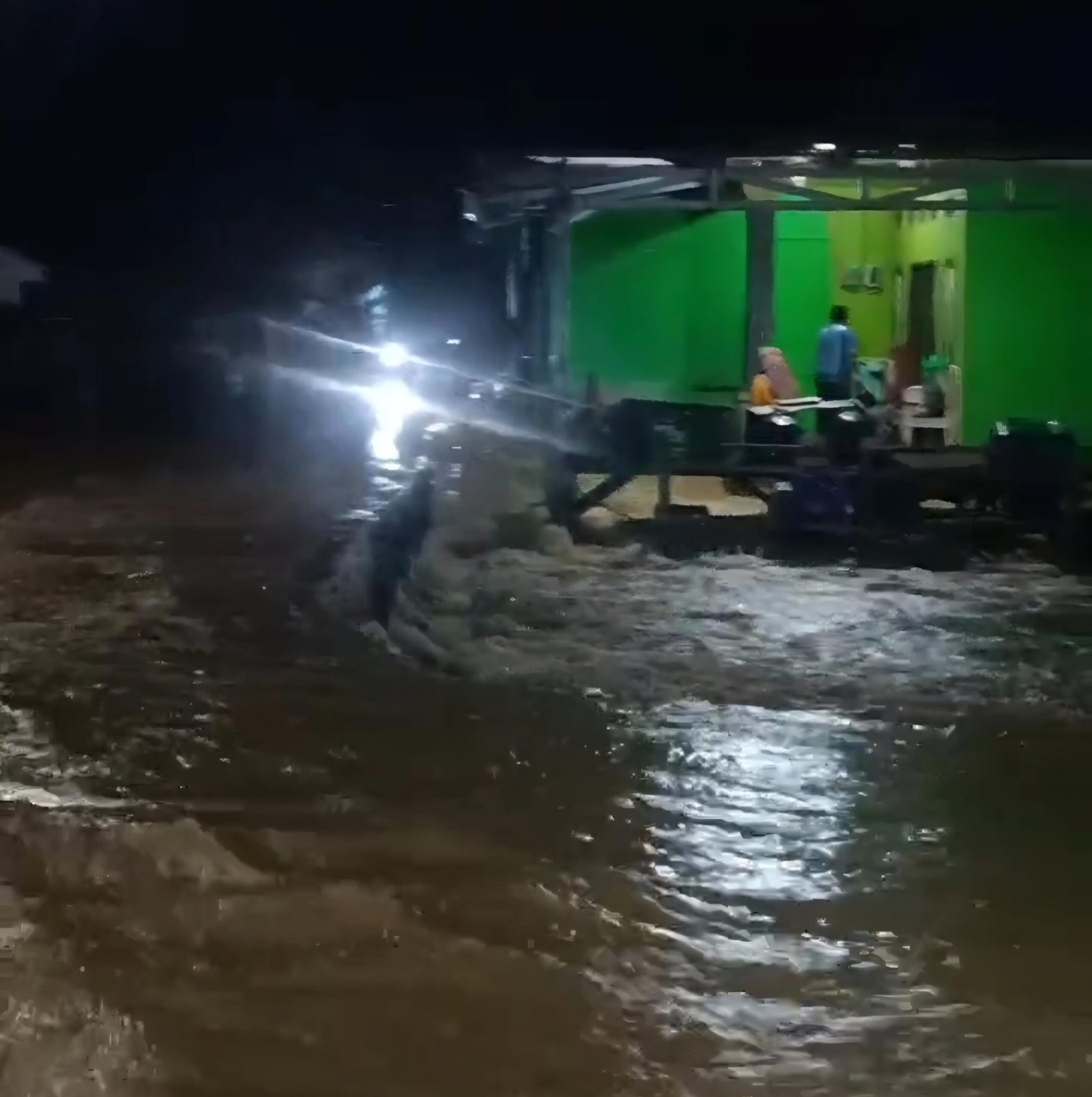 Pasar Belida Dua Terendam Banjir, Warga Begadang Khawatir Air Makin Naik