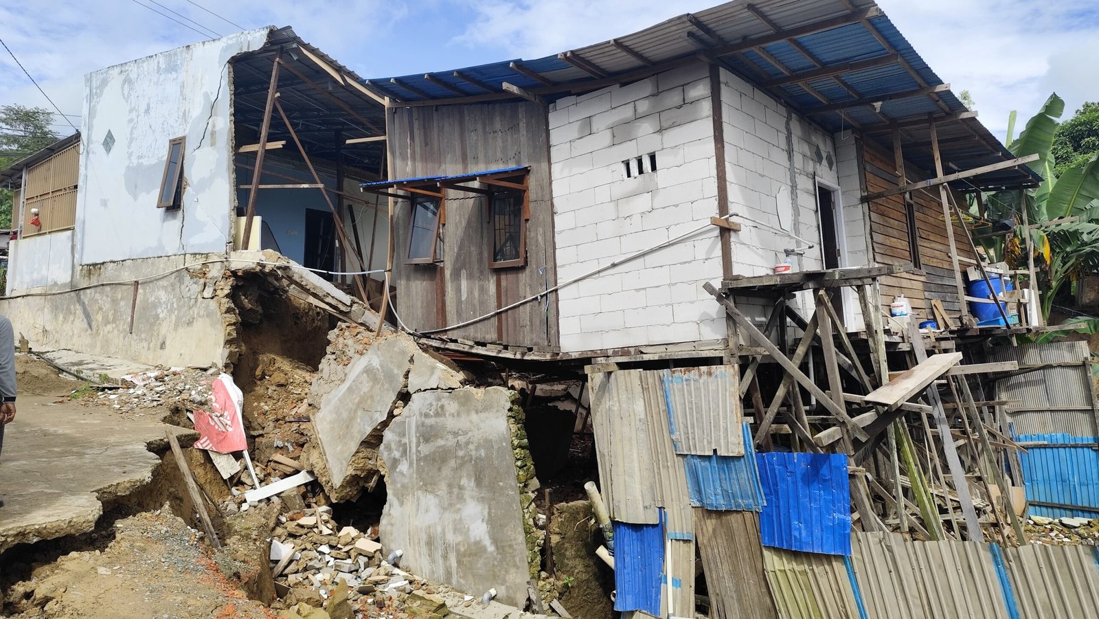 Cuaca Buruk Picu Longsor di Desa Purwajaya, 7 Rumah Rusak Parah dan 1 Rumah Ibadah Serta 3 Rumah Berpotensi Longsor