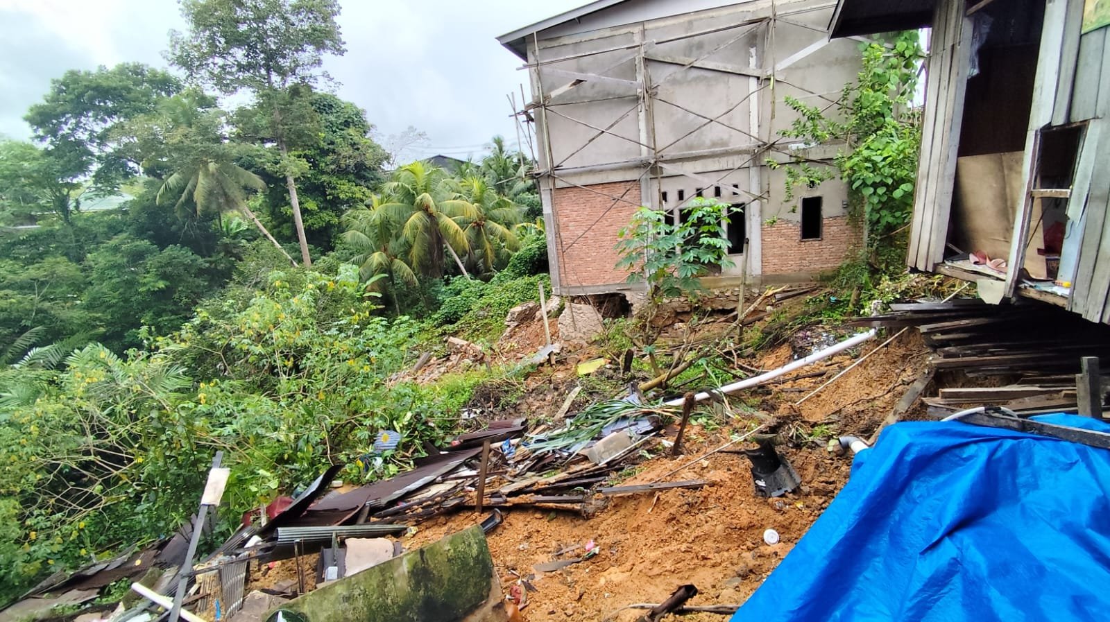 Hujan Deras Picu Longsor di Tenggarong, Rumah dan Ruko Nyaris Ambruk