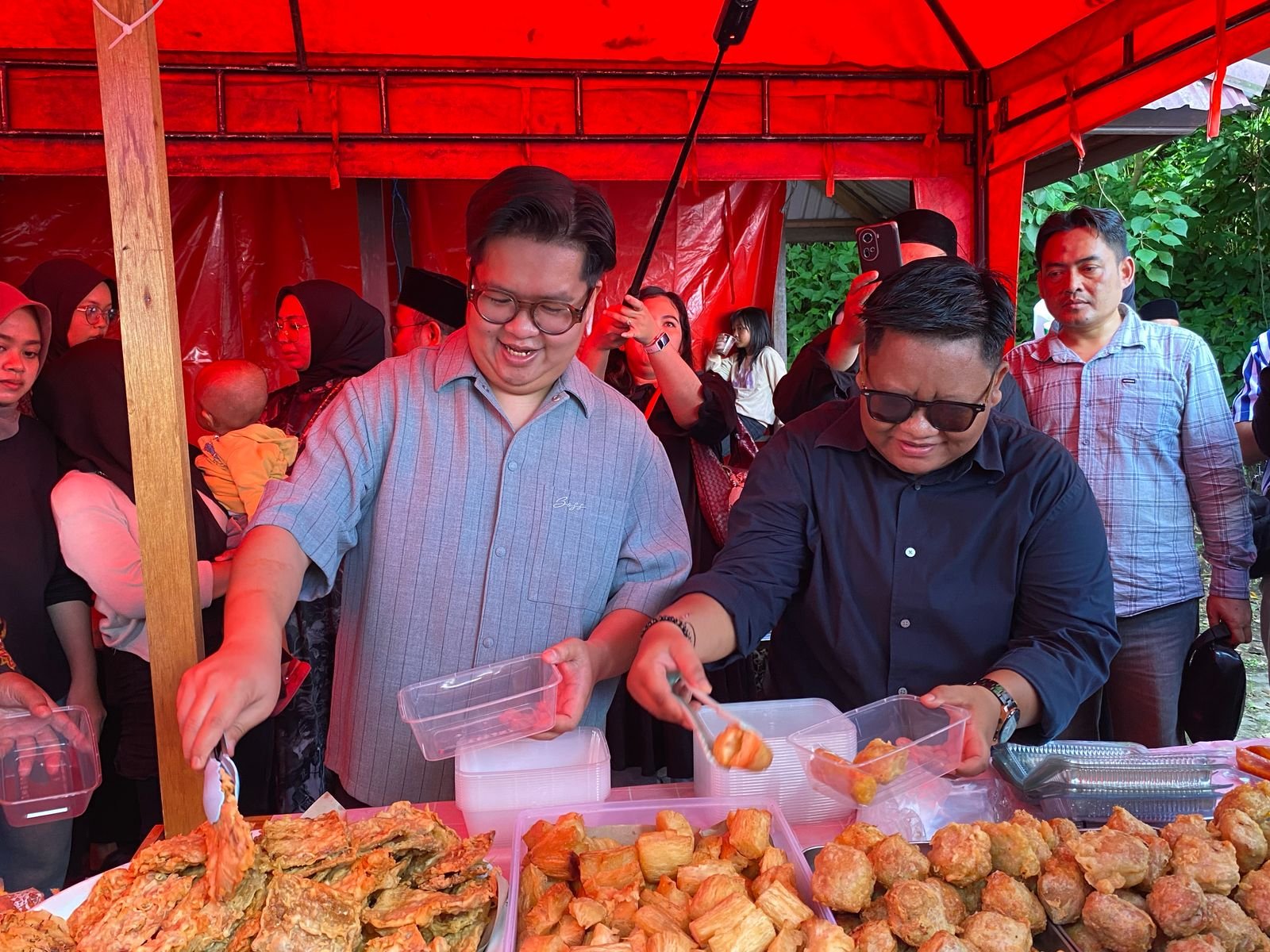 Wabup Rendi Solihin Turun Melayani di War Takjil Bayar dengan Doa