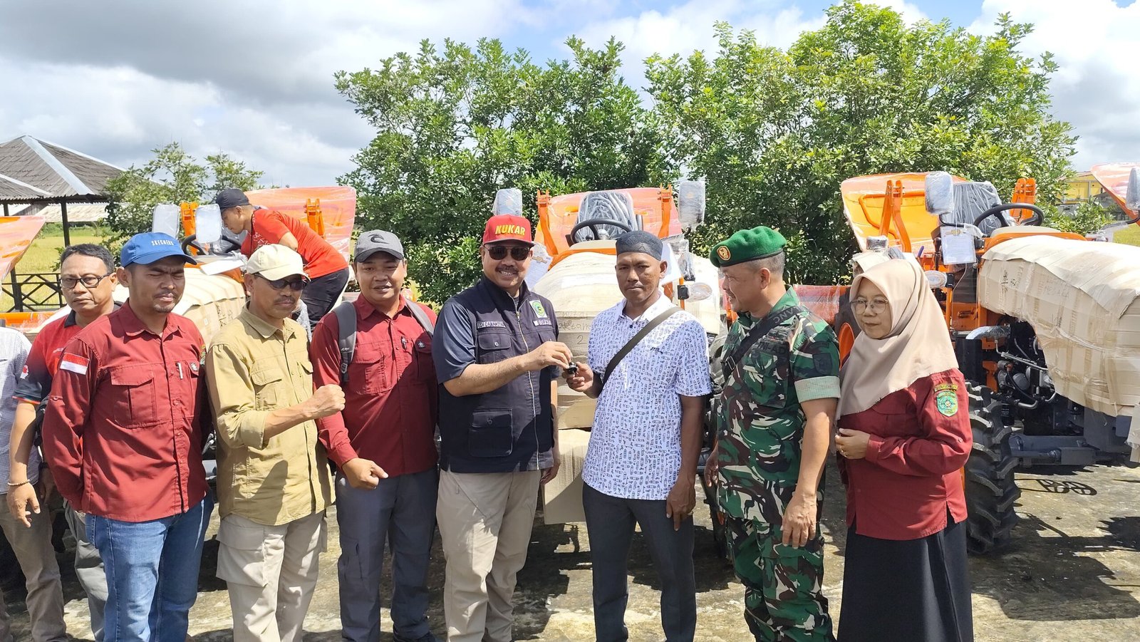 Bupati Kukar Serahkan Alsintan senilai 47,4 Miliar untuk Petani Milenial