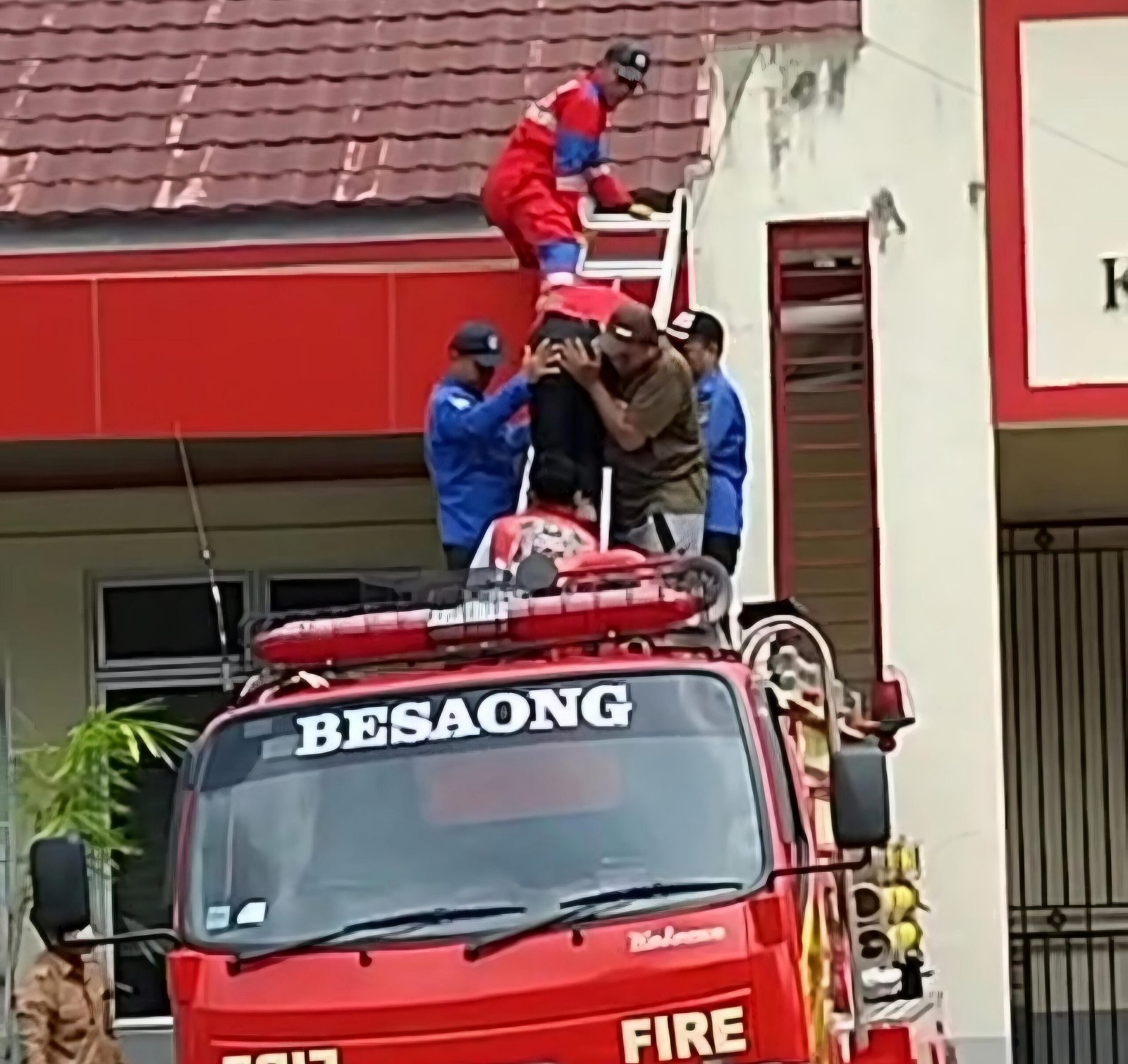 Petugas WiFi Tersengat Listrik Saat Perbaiki Jaringan di Kantor Desa Karang Tunggal