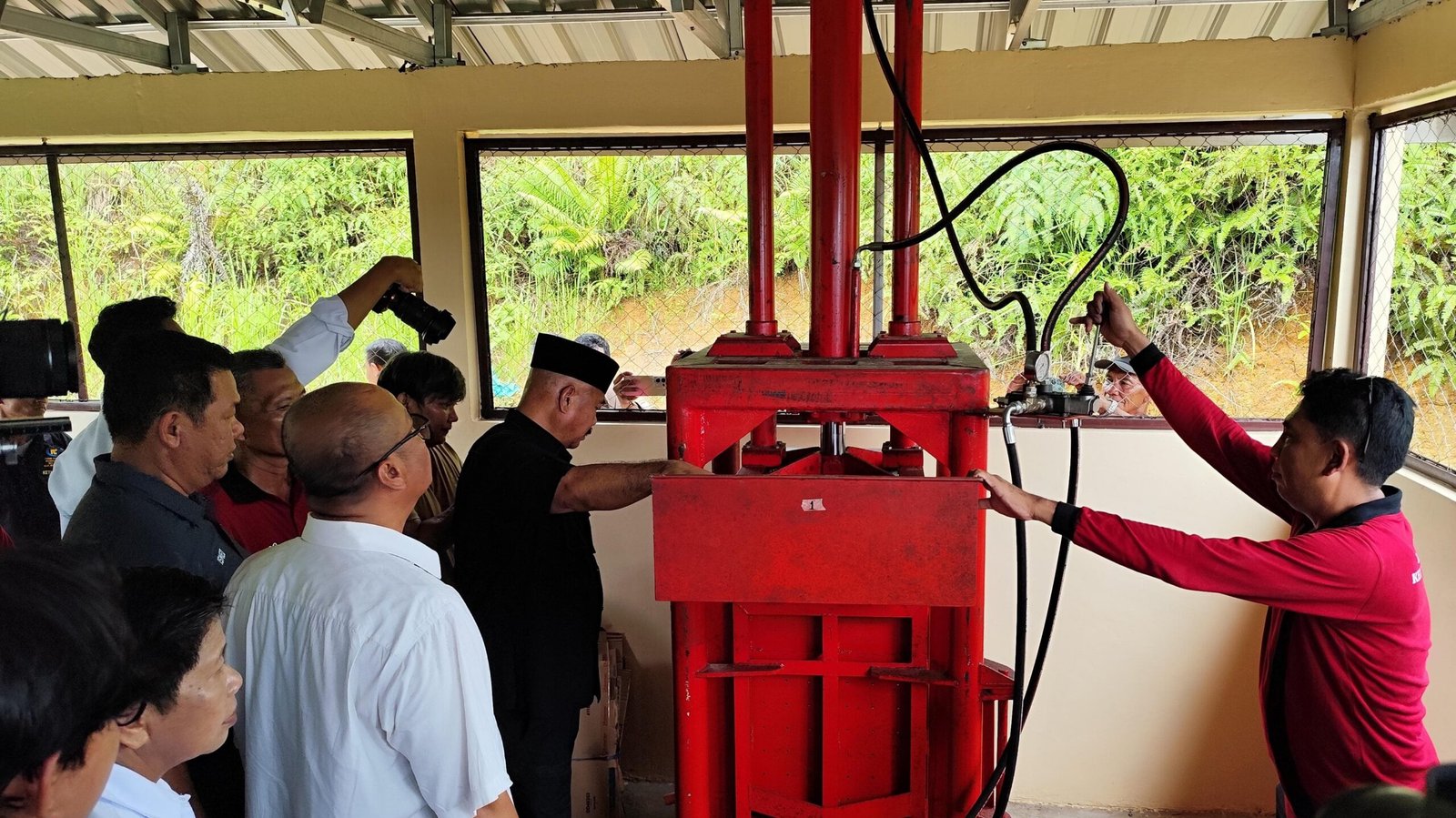 Bupati Kukar Dorong Murid SD di Bukit Biru Nabung Lewat Sampah