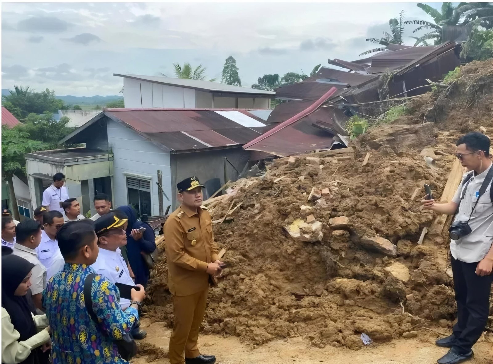 Wagub Seno Aji Turun ke Lokasi Longsor, Serahkan Bantuan dan Siapkan Relokasi Korban