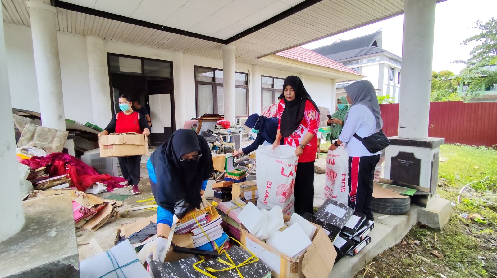 DPMD Kukar Gelar Gotong Royong Evakuasi Aset dan Arsip dari Gedung Lama