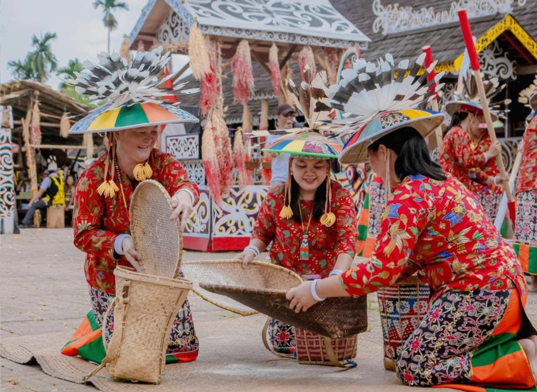 Pampang, Simbol Syukur dan Kemandirian Pangan: Dukungan Viktor Yuan untuk Festival Budaya