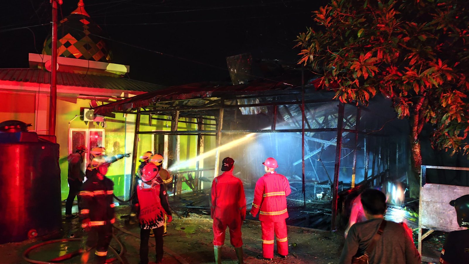 Kebakaran di Kelurahan Bukit Biru Hanguskan Aula Mushola dan Rumah Warga