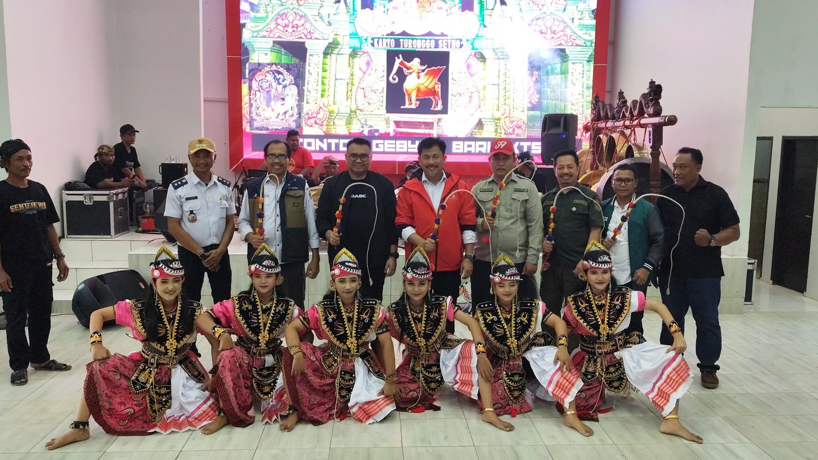 Bupati Kukar Serahkan Bantuan Peralatan Seni, Olahraga, Perikanan dan Videotron di Maluhu