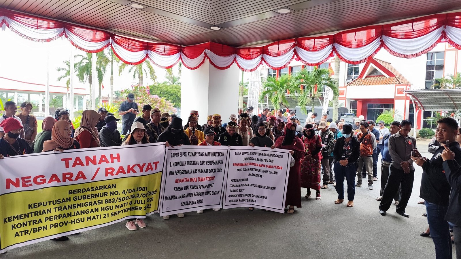 Ratusan Warga Kukar Gruduk Kantor Bupati Tuntut Pencabutan IUP PT Budi Duta Agromakmur