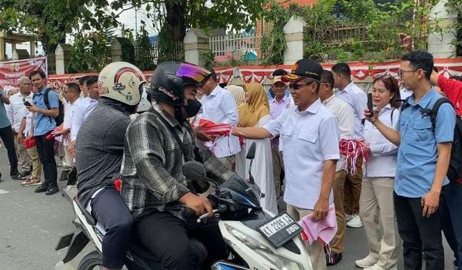 Jelang HUT RI ke-80, Ketua DPRD Samarinda Bagikan Bendera Merah Putih ke Pengendara