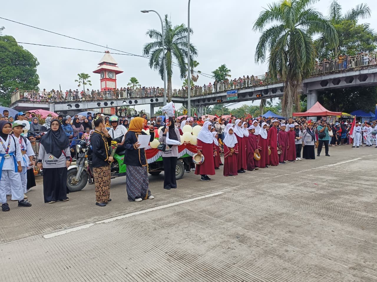 Ribuan Masyarakat Kukar Tumpah Ruah Saksikan Pawai Pembangunan HUT RI ke-80