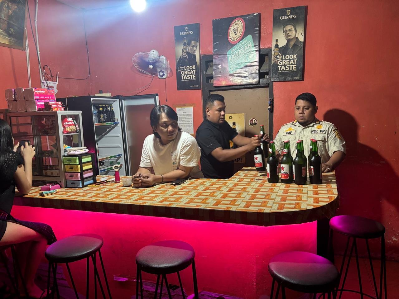 Satpol PP Kukar Gerebek Kafe Lokalisasi KM 24 Kecamatan Marangkayu, Temukan Ratusan Botol Miras Tanpa Izin