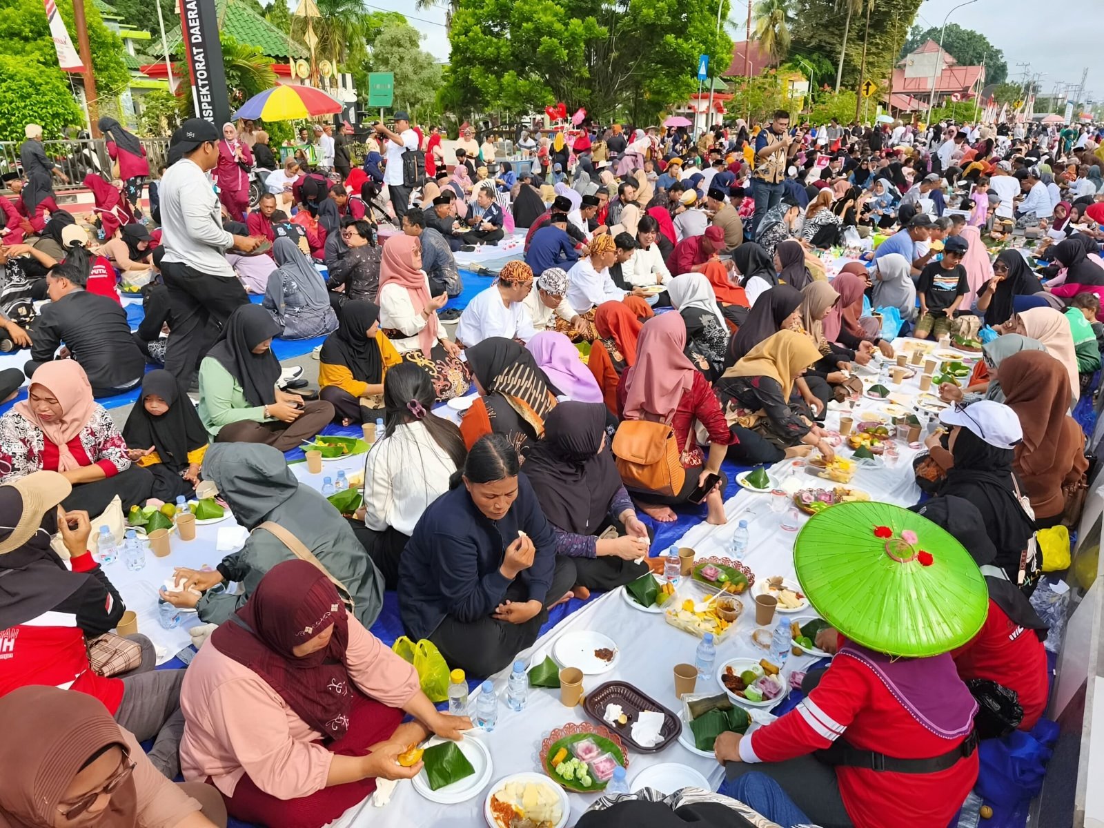 Masyarakat dan Pemimpin Duduk Sama Rata dalam Beseprah Festival Adat Erau Tanpa Pandang Status
