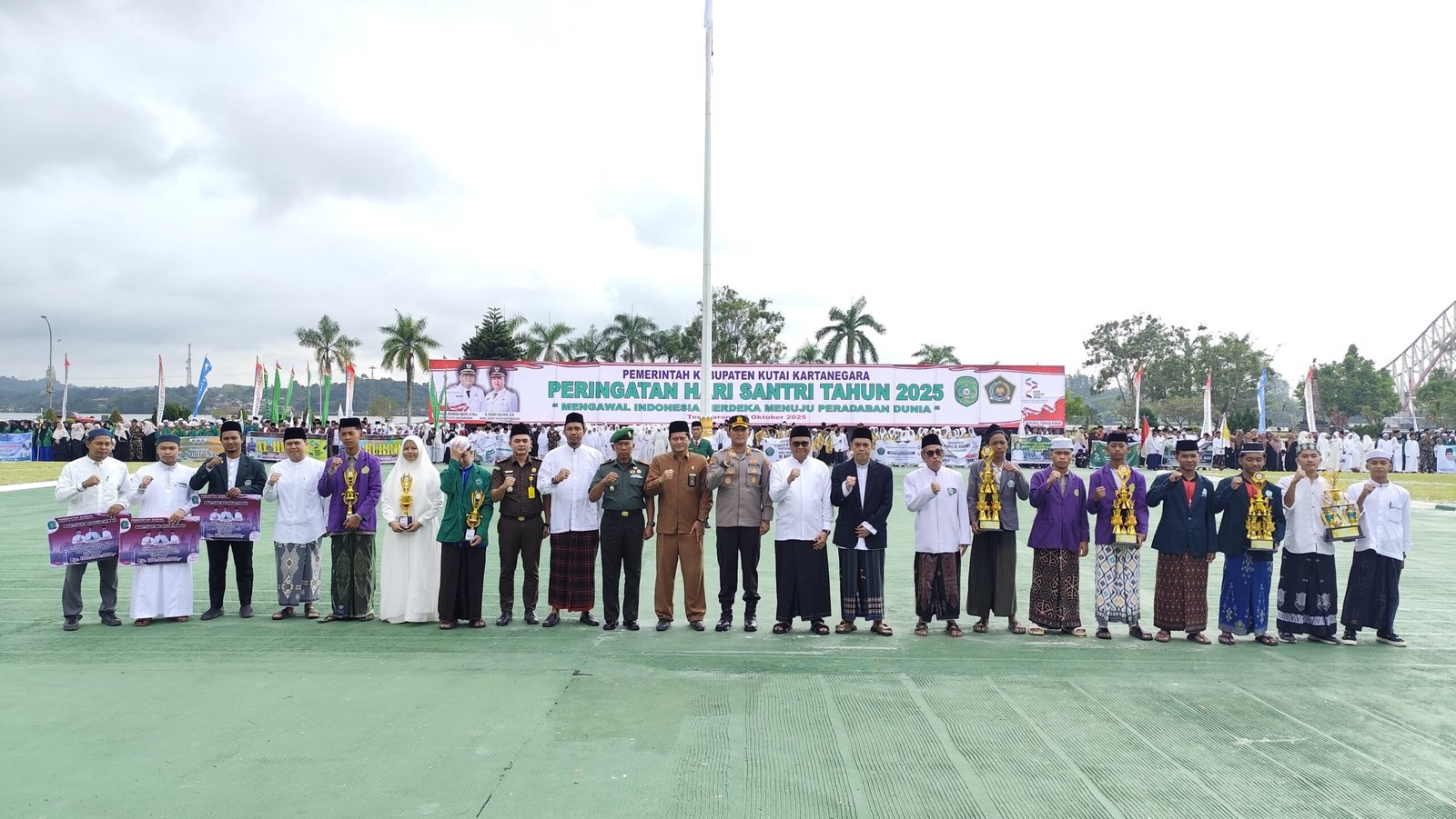 Peringatan Hari Santri di Kukar Diwarnai Tradisi Beseprah sebagai Simbol Kesetaraan