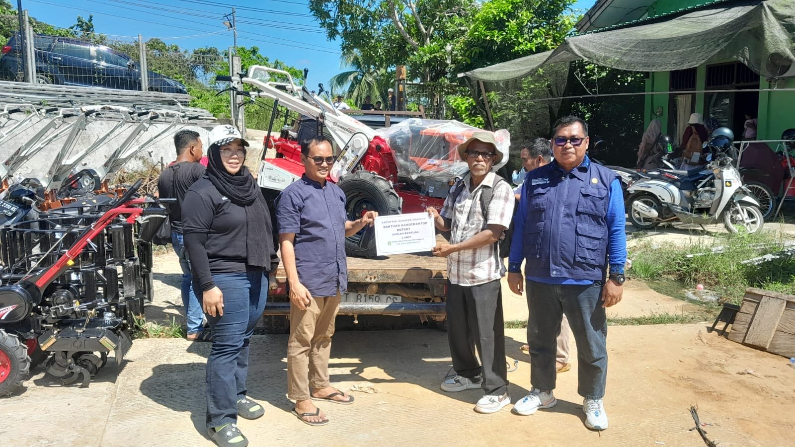 Anggota DPRD Kukar Muhammad Idham Bantu Penuhi Kebutuhan Alat Pertanian di Desa Selerong