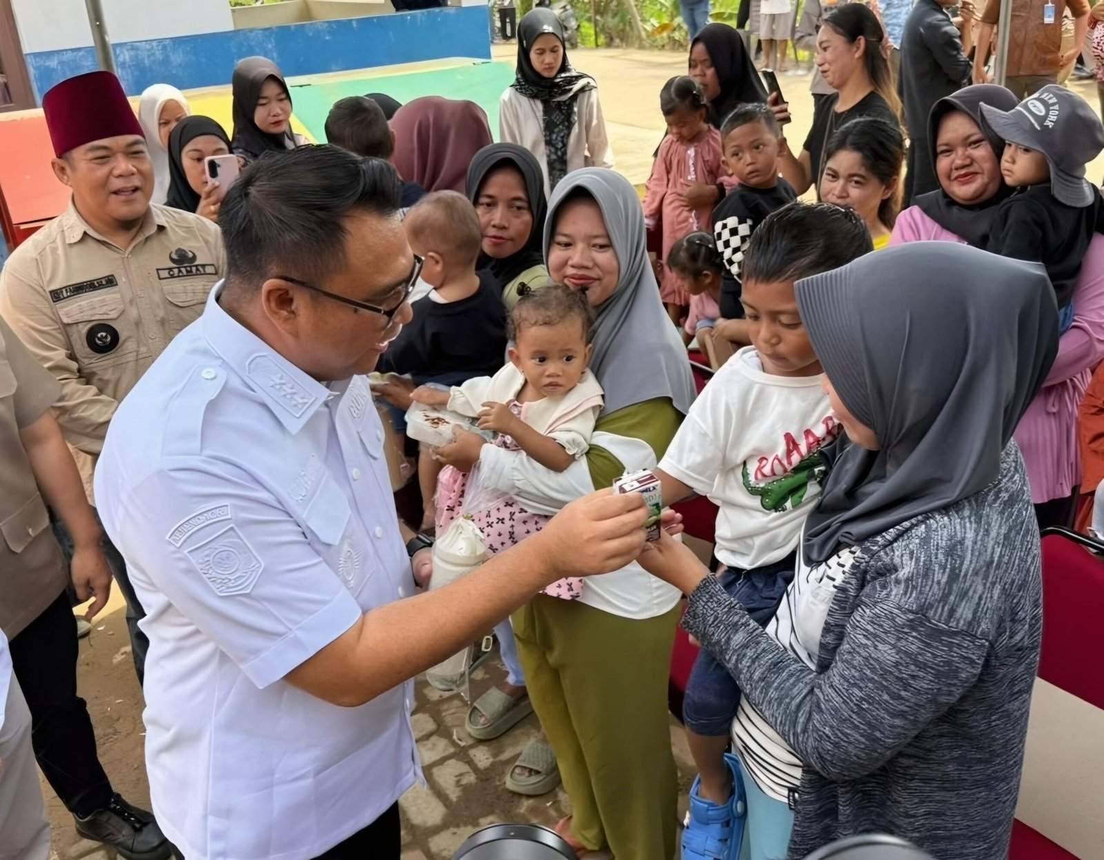 Bupati Kukar Serahkan Bantuan PMT dan Bahas Program RT-KU Terbaik di Desa Segihan