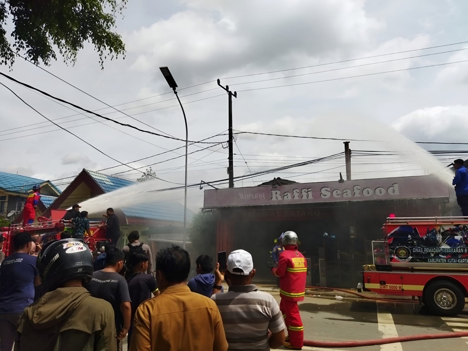 Kobaran Api dari Kamar Karyawan Hanguskan Warung Seafood di Tenggarong