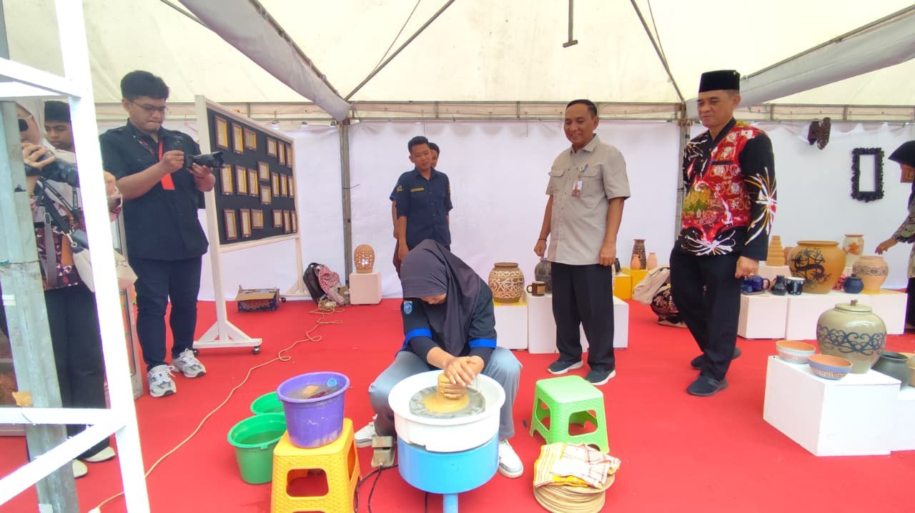 Kreativitas SMKN 2 Tenggarong Berkilau di Festival Museum Kayu Tuah Himbah 2025