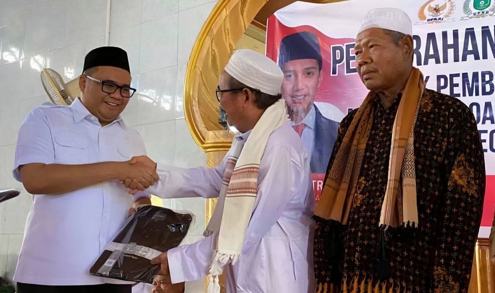 Bupati Kukar Serahkan Bantuan Dana Hibah Rumah Ibadah Senilai Rp200 Juta di Segihan