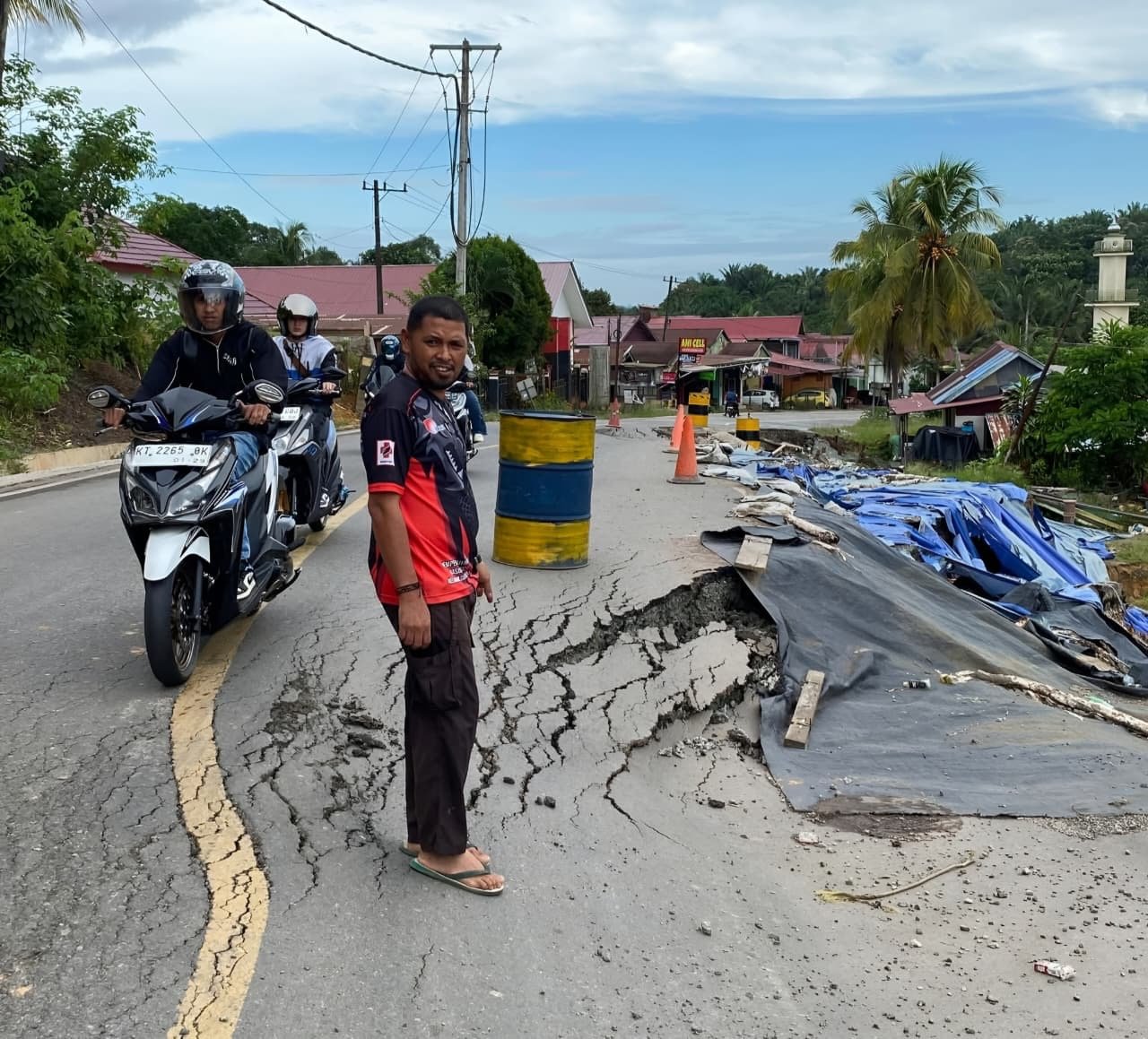Belum Lama Diperbaiki, Jalan Poros KM 28 Desa Batuah Kembali Amblas