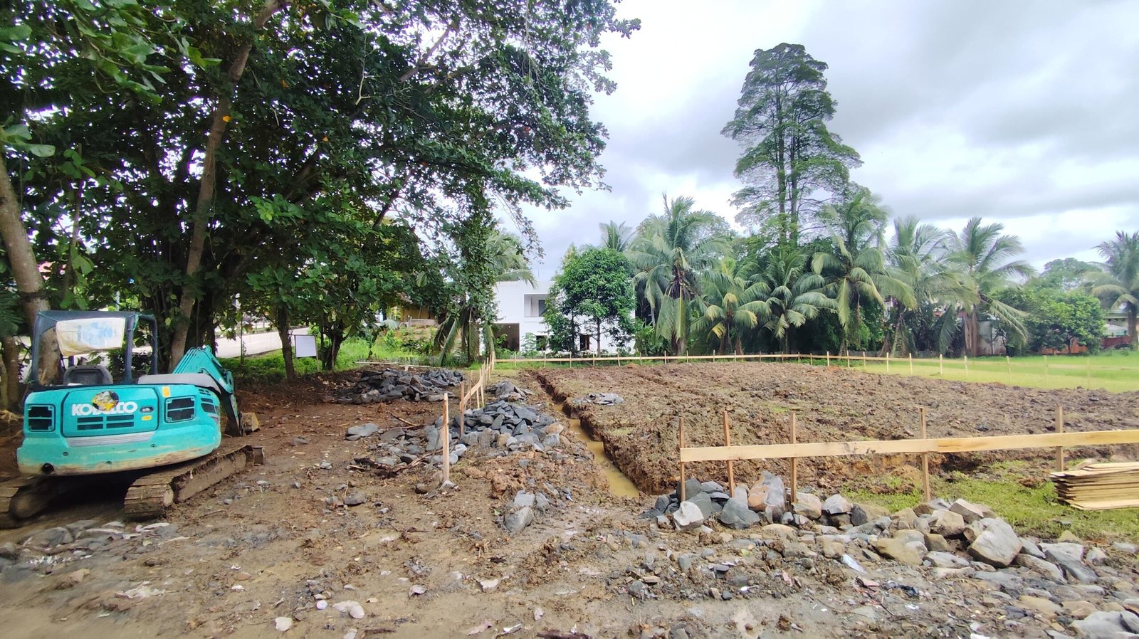 Danramil Tenggarong Hentikan Pembangunan Gerai Koperasi di Lapangan Timbau