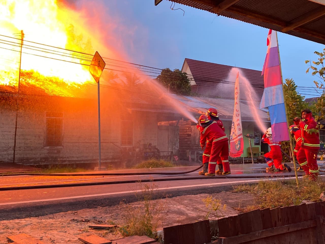 Si Jago Merah Mengamuk di Kelurahan Sangasanga Dalam, Disdamkarmatan Kukar Bergerak Cepat