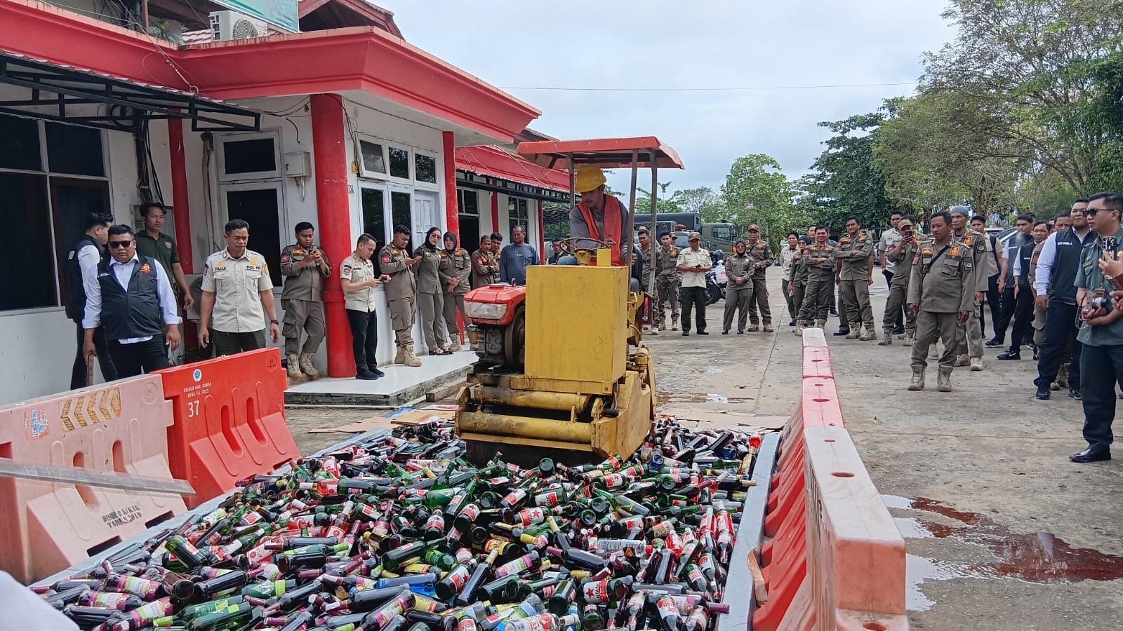 Pemkab Kukar Musnahkan 1.191 Botol Miras sebagai Wujud Ketegasan Penegakan Perda