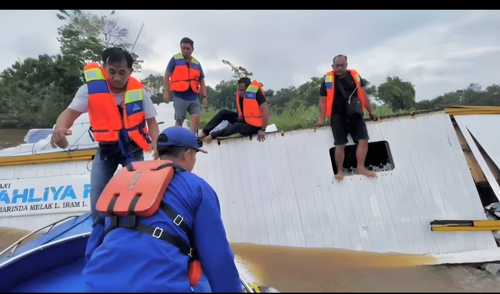 Diduga Kelebihan Muatan, Kapal Taksi Dahliya F3 Tenggelam di Ulak Besar Sungai Mahakam