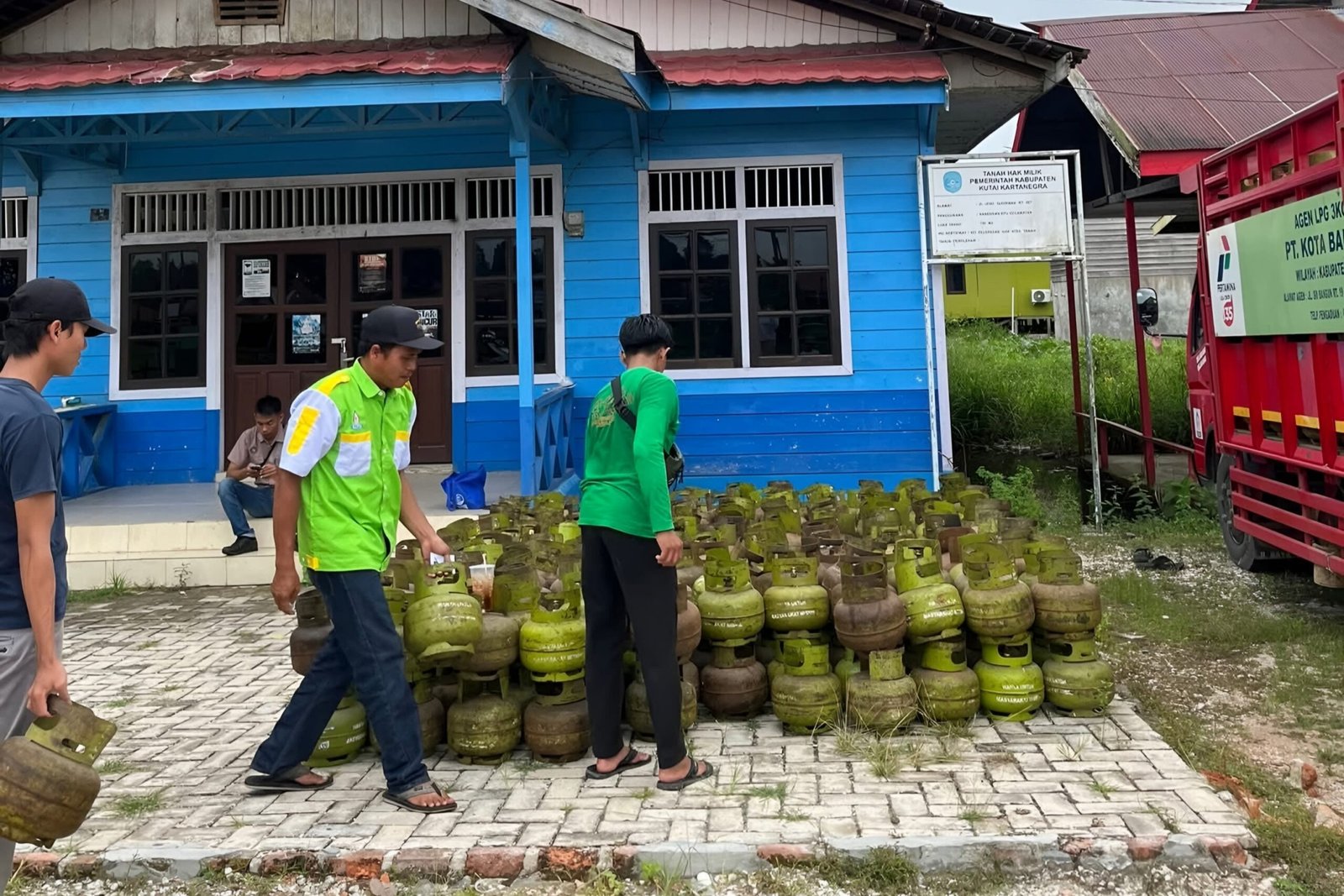 Disperindag Kukar Gelar Operasi Pasar LPG 3 Kg di Kembang Janggut, Diharap Bisa Atasi Kelangkaan