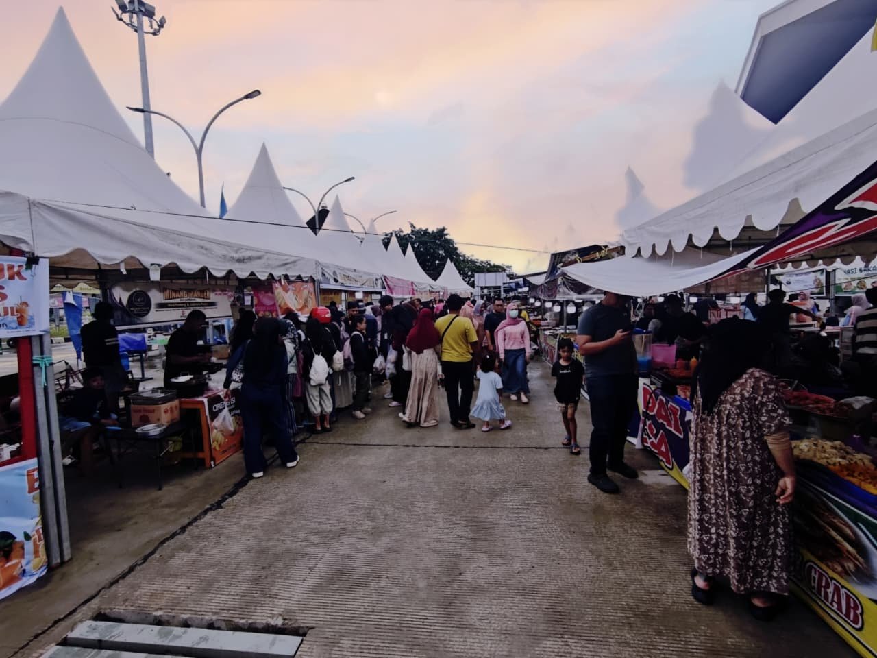 Pasar Ramadan TAS Menggerakkan Ekonomi di Tengah Hangatnya Senja