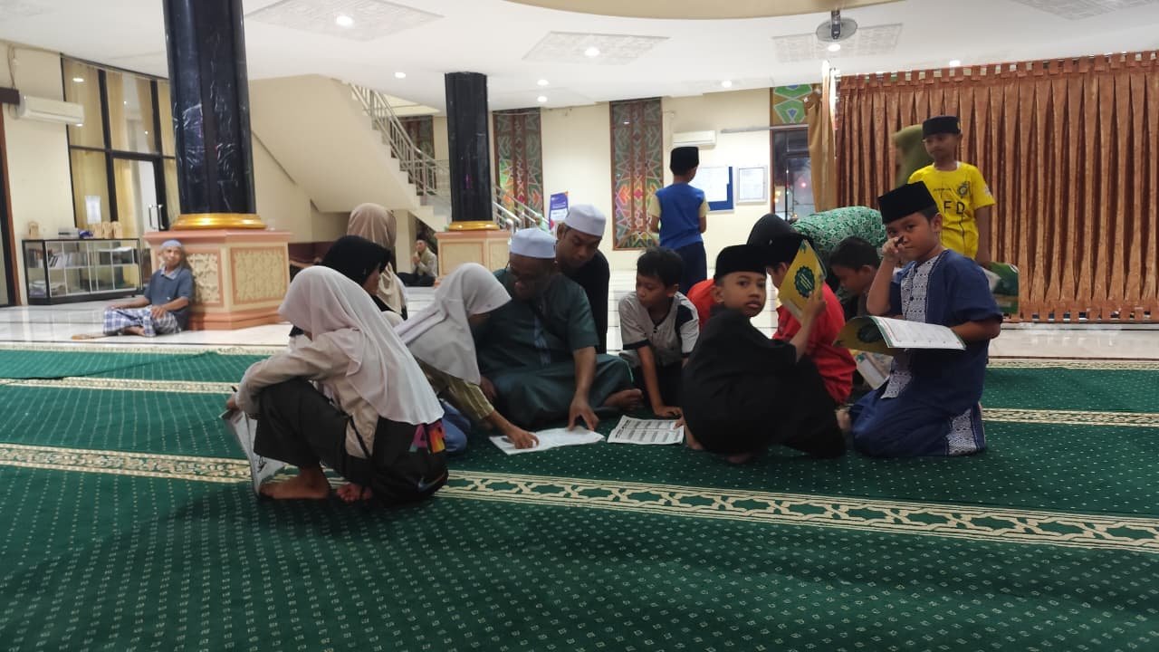 Setiap Usai Tarawih, Anak Anak Ramaikan Masjid Al Mizan dengan Jurnal Harian Ramadhan