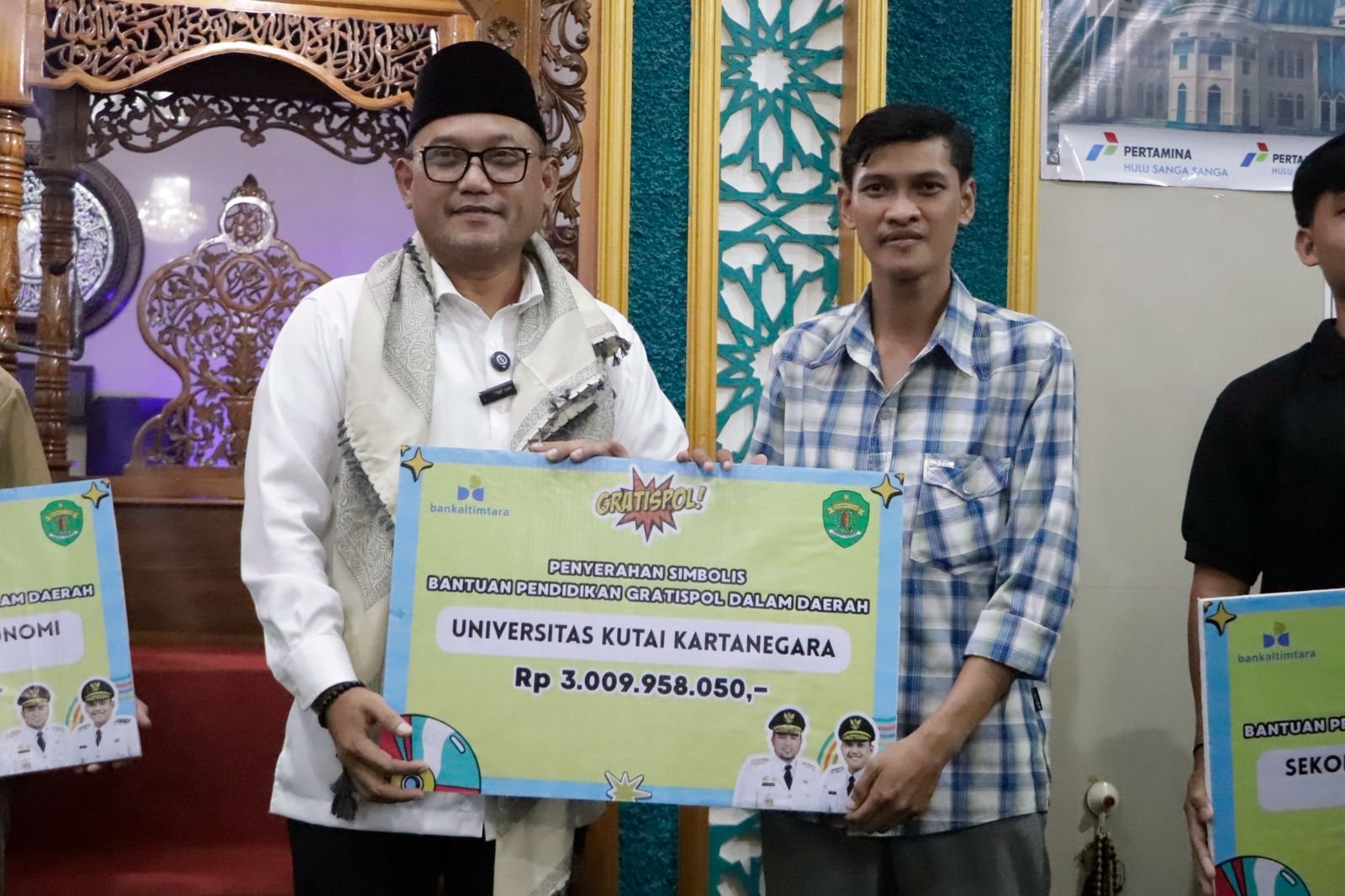 Safari Ramadan di Muara Badak, Wagub Seno Aji Serahkan Bantuan Pendidikan Gratis ke Kampus di Kukar