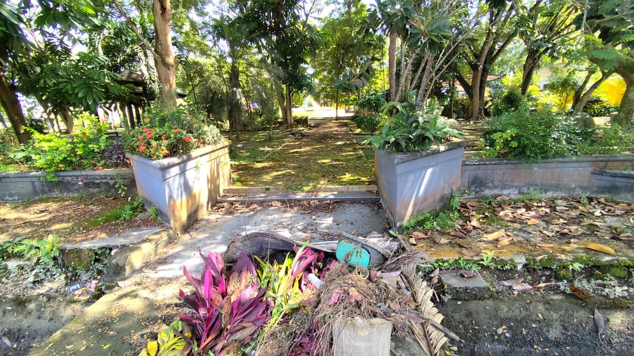 Taman Ulin Tenggarong Dipenuhi Sampah dan Minim Perawatan