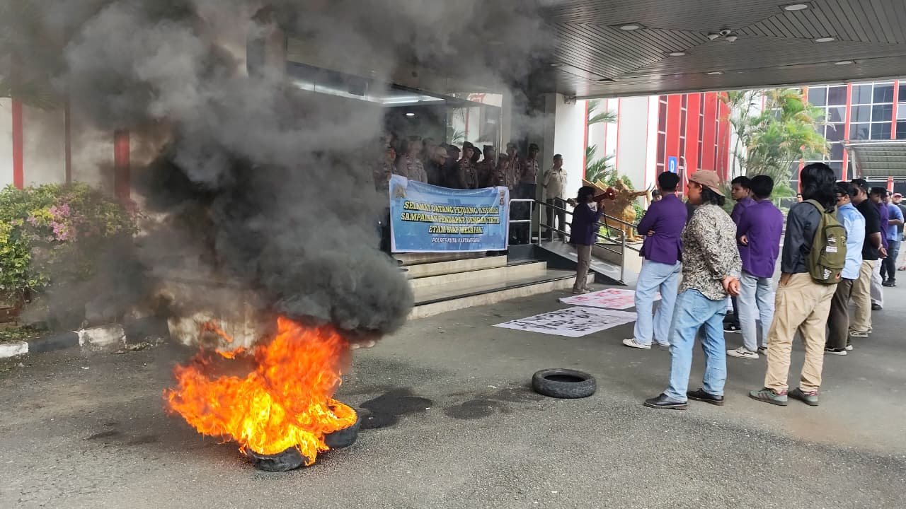 Jalan Rusak dan Truk Hauling Picu Aksi Mahasiswa Unikarta di Pemkab Kukar yang Berujung Memanas