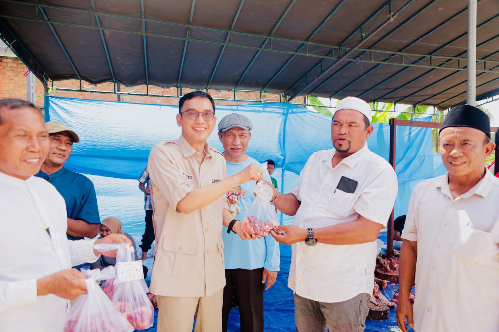 Gerindra Kukar Bagikan Ratusan Paket Daging Kurban kepada Masyarakat