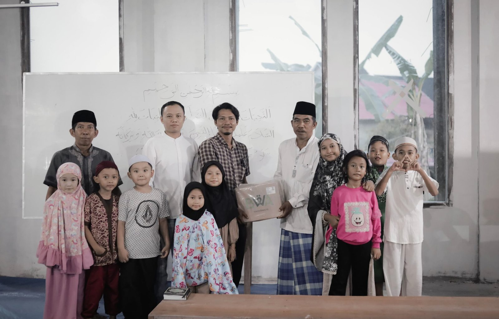 Gerindra Kukar Berbagi Al-Qur’an, Encek Risqi Renaldi Serahkan Wakaf di Masjid Ar Rahim di Tenggarong