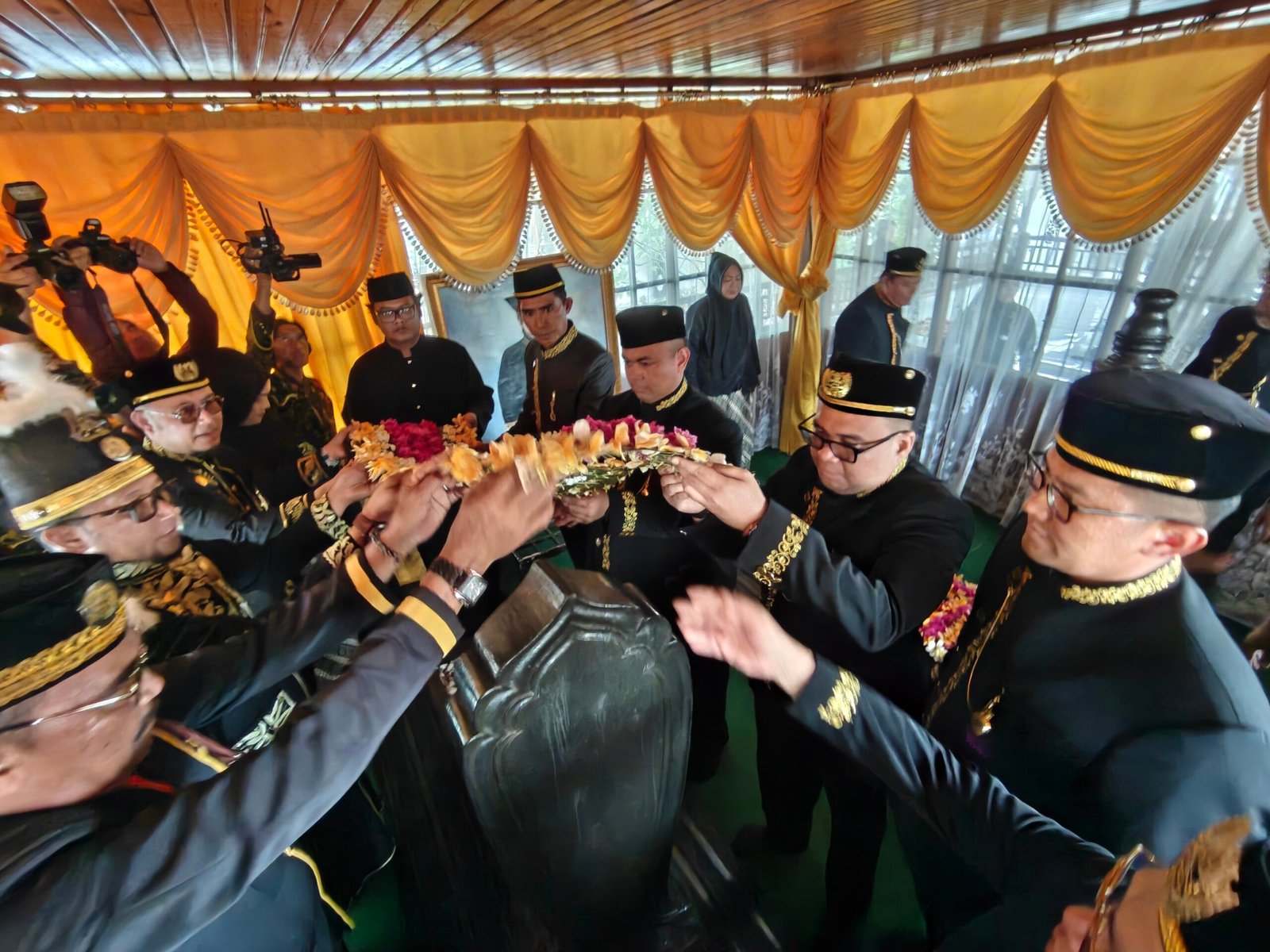 Ziarah ke Makam Sultan Aji Imbut, Junadi Ajak Generasi Muda Lestarikan Adat Kutai