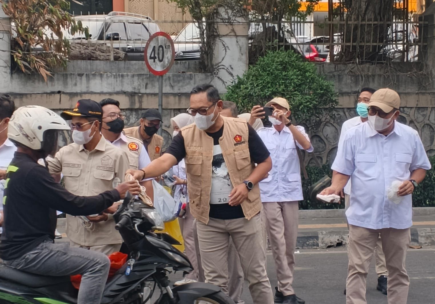 Kabut Asap Masih Pekat, Seno Aji Turun Bagikan 1.500 Masker di Samarinda