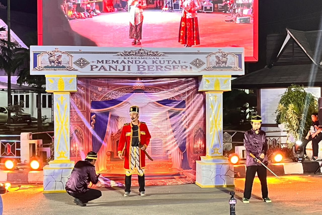 Dispar Kukar Fasilitasi Seni Teater Mamanda Panji Berseri Tampil di Simpang Odah Etam, Jaga Tradisi Beladon